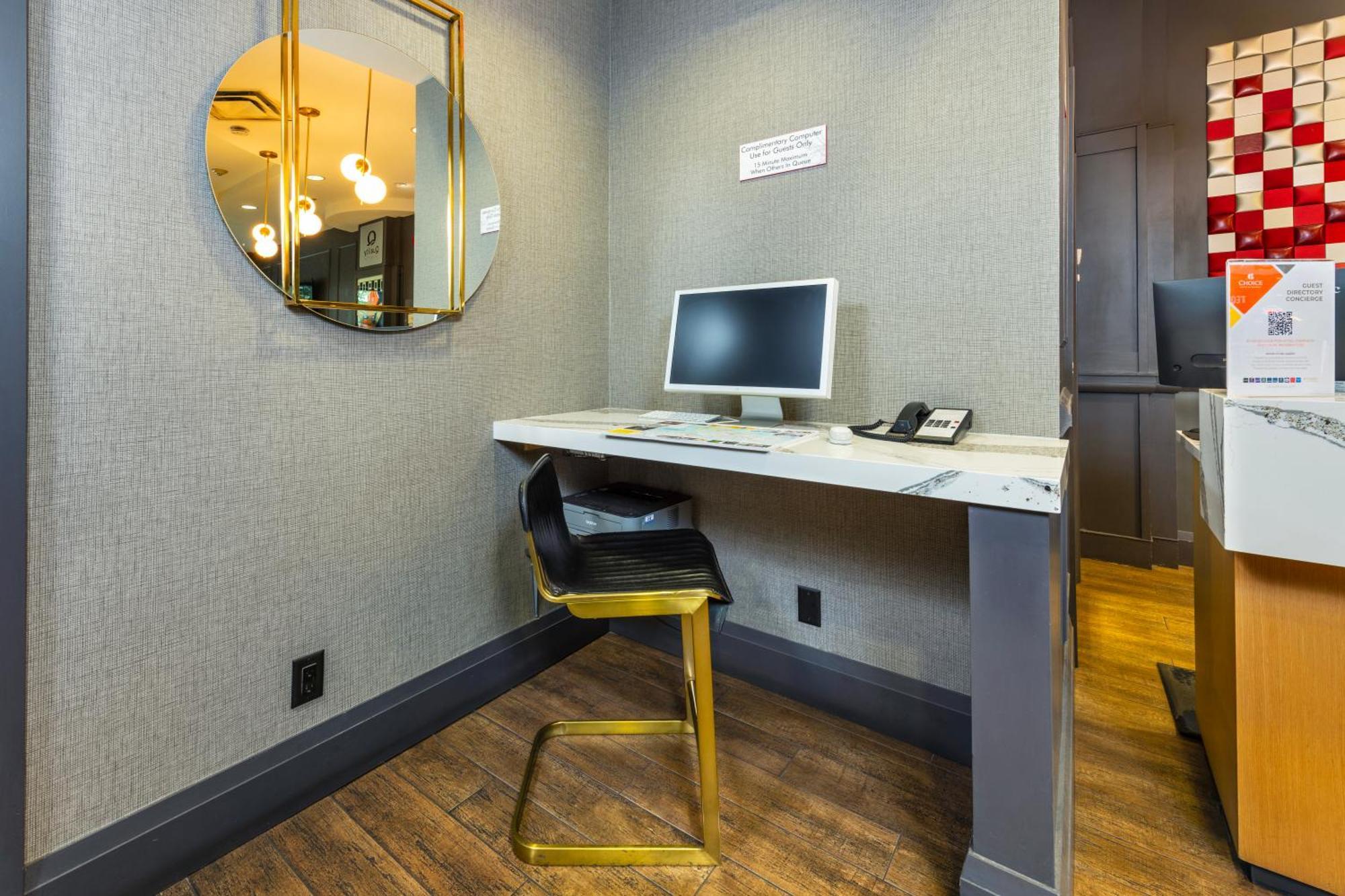 Quality Inn & Suites (Adults Only) แวนคูเวอร์ ภายนอก รูปภาพ