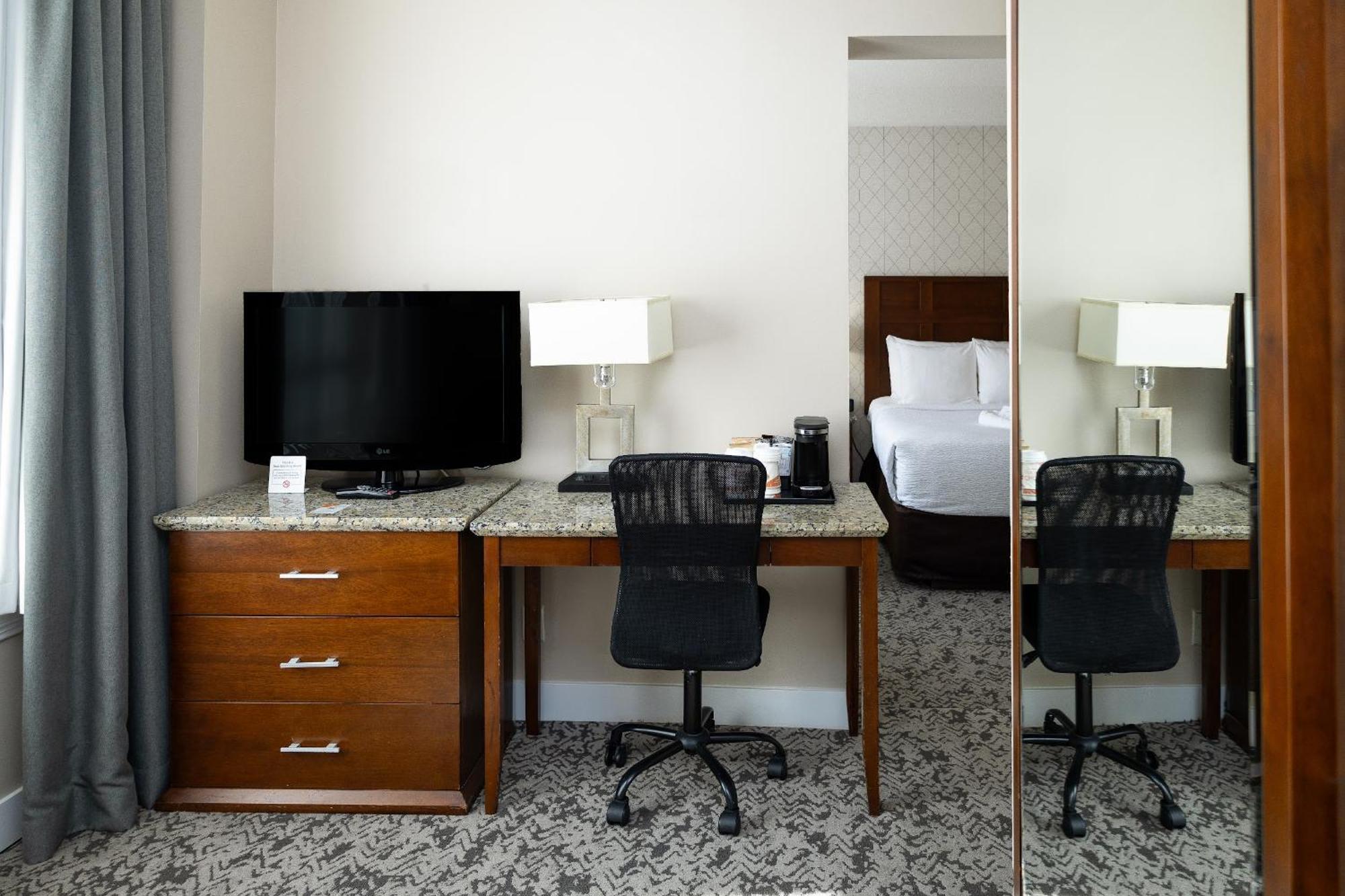 Quality Inn & Suites (Adults Only) แวนคูเวอร์ ภายนอก รูปภาพ